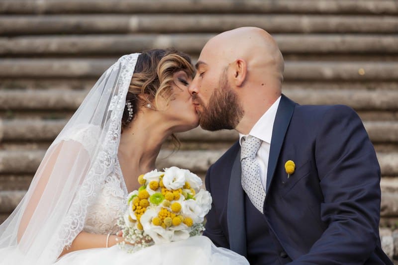 Gian Paolo e Gabriella sposi a Napoli - il bacio