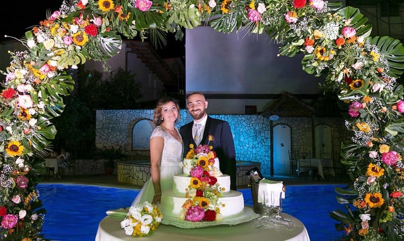 Gian Paolo e Gabriella sposi a Napoli - sposi e torta nuziale